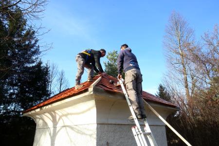KAPELICA LOŠKO POPRAVILO STREHE 01 FOTO LJUBO VUKELIČ
